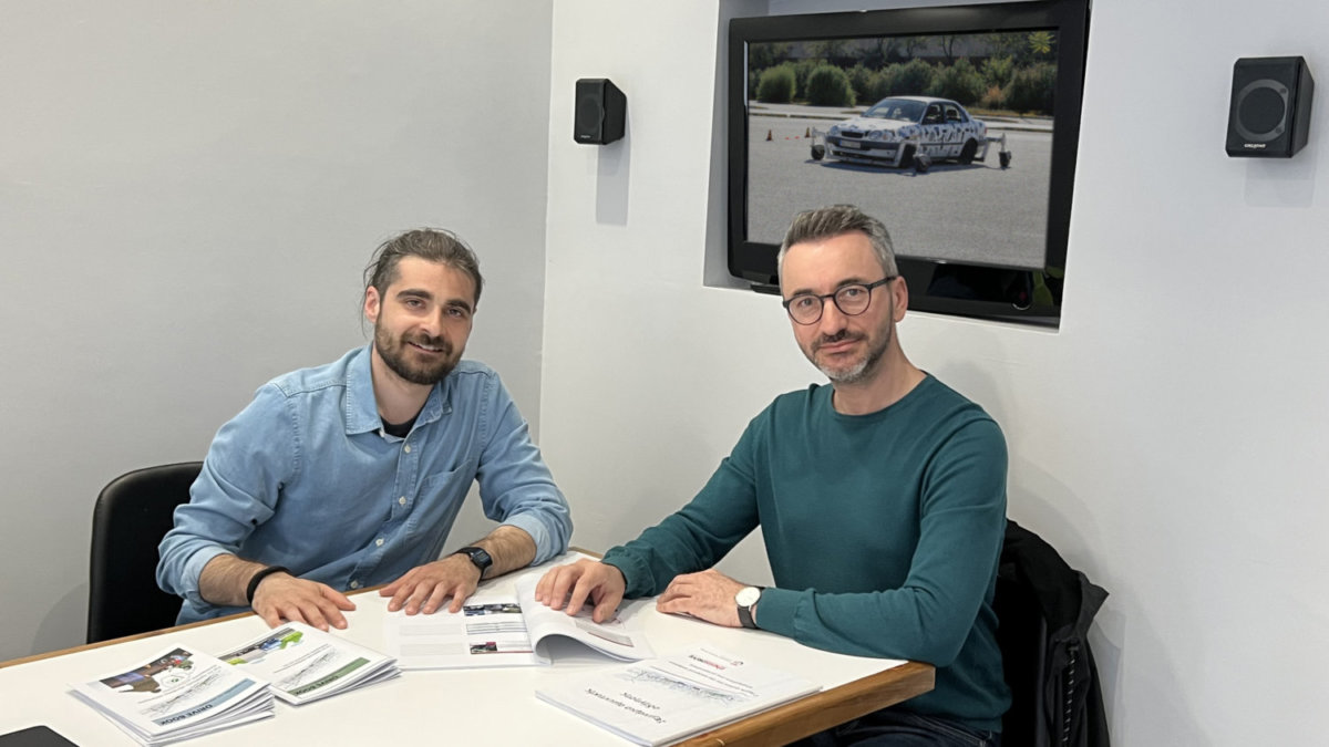 Ο εκπαιδευτής οδηγών κ. Στέλιος Κωλέττης με τον συντάκτη της larissanet Λάμπρο Αναγνωστόπουλο