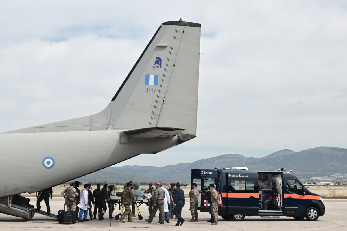 Στο αεροδρόμιο της Ελευσίνας έφτασε το αεροσκάφος C-27 της Πολεμικής Αεροπορίας που μετέφερε 17 ομογενείς από το Σουδάν, Τρίτη 25 Απριλίου 2023. . Συνολικά επέστρεψαν 13 Έλληνες και 4 άλλοι υπήκοοι σύζυγοι Ελλήνων, μεταξύ των οποίων 3 παιδιά και ένας τραυματίας χειρουργημένος στα πόδια, οι οποίοι αναχώρησαν τη Δευτέρα (24/4) από το Τζιμπουτί και μέσω Ασουάν της Αιγύπτου κατέφτασαν στην 112 Πτέρυγα Μάχης στην Ελευσίνα.
(ΜΙΧΑΛΗΣ ΚΑΡΑΓΙΑΝΝΗΣ/EUROKINISSI)