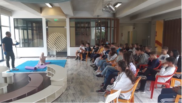 Ενημέρωση για τις Πρώτες Βοήθειες από την First Aid Provider Hellas σε μαθητές της Σχολής Καραβάνα
