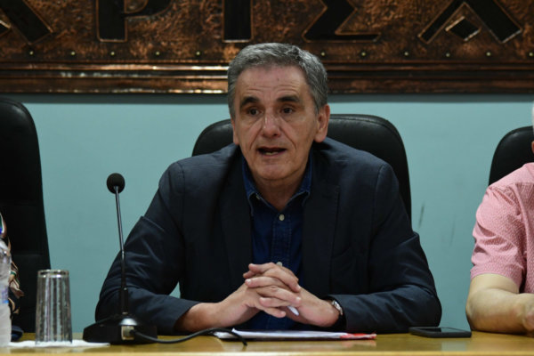 Έρχεται στη Λάρισα ο Ευκλείδης Τσακαλώτος