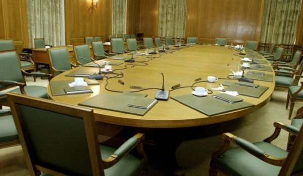 Καρέκλες… Γράφει ο Άκυς Μητσούλης