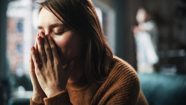 Τοξικοί συγγενείς: 5 τρόποι να προστατευτείτε χωρίς να τους κλείσετε την πόρτα