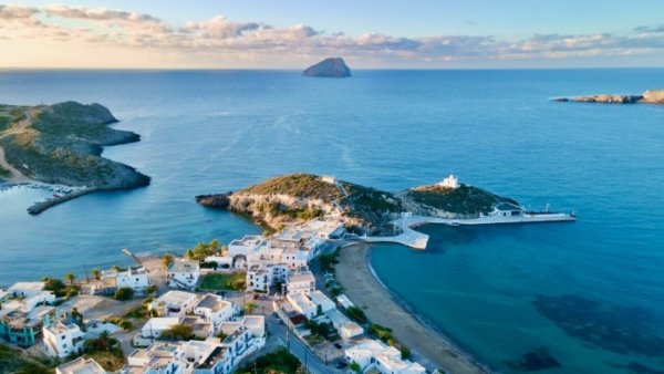 Guardian: Τα 10 κρυφά νησιά της Ευρώπης για ήρεμες διακοπές