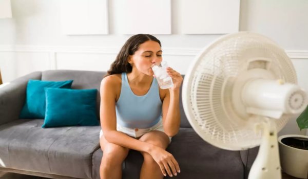 Η… πατέντα με τον ανεμιστήρα και τα παγάκια για να δροσιστείτε τις ζεστές ημέρες
