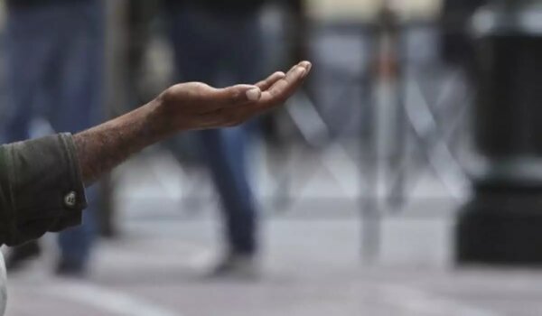 Συνελήφθη 60χρονη για εμπορία ανθρώπων – Εξωθούσε ανήλικα σε επαιτεία