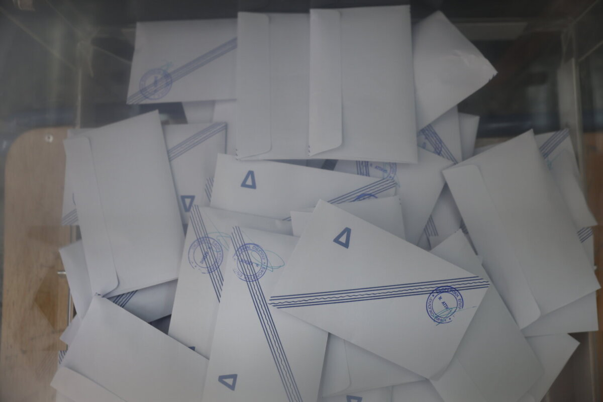 Στιγμιότυπο από την ψηφοφορία για τις δημοτικές και περιφερειακές εκλογές σε εκλογικό τμήμα της Αθήνας, Κυριακή 8 Οκτωβρίου 2023. 
(ΓΙΩΡΓΟΣ ΚΟΝΤΑΡΙΝΗΣ/EUROKINISSI)