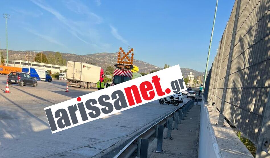Στο βάθος δεξιά βρίσκεται το λεωφορείο του ΚΤΕΛ Λάρισας στο οποίο γίνεται έλεγχος μετά την ειδοποίηση για βόμβα