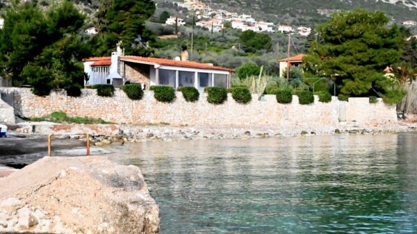 Μοναδικό επενδυτικό οικόπεδο πάνω στο κύμα