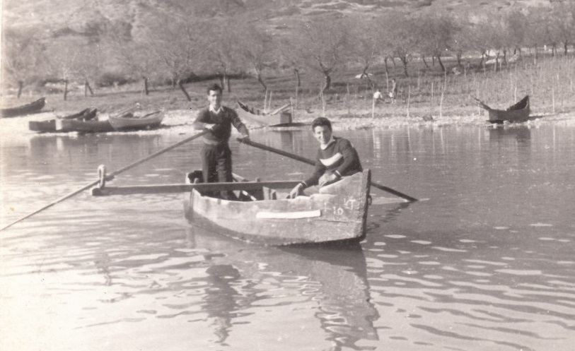 . Ψαράδες με τη βάρκα τους στη λίμνη της Κάρλας
(φωτ/φία από το Αρχείο του Μάκη Εξαρχόπουλου).