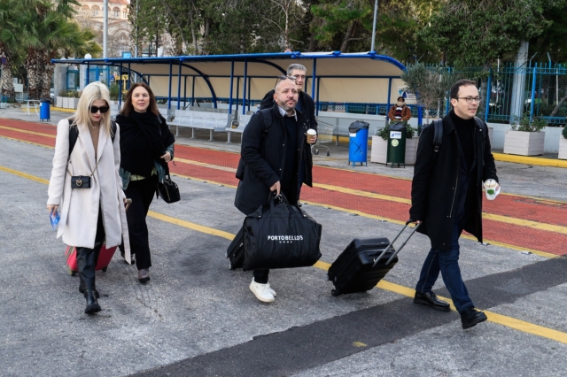 Στιγμιότυπο από το λιμάνι του Πειραιά, όπου βουλευτές του ΣΥΡΙΖΑ - Προοδευτική Συμμαχία αναχωρούν για τις Σπέτσες, όπου πρόκειται να συνεδριάσει η Κοινοβουλευτική Ομάδα του κόμματος. ΓΙΩΡΓΟΣ ΚΟΝΤΑΡΙΝΗΣ/EUROKINISSI