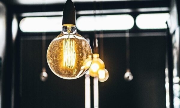 Φθηνότερα τιμολόγια ρεύματος για ευάλωτα νοικοκυριά και τοπική αυτοδιοίκηση