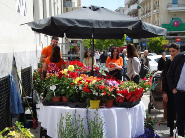 Κανείς Μόνος: «Η Λάρισα το Σάββατο, γεμίζει Φως, Λουλούδια και Αγάπη»