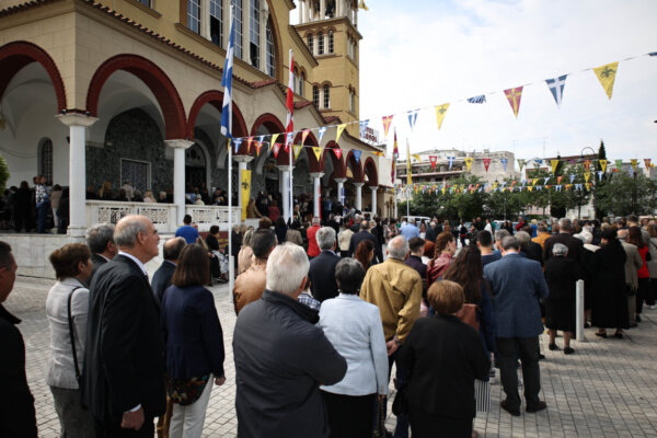 Πλήθος πιστών στον Μητροπολιτικό Ναό του Αγίου Αχιλλίου για την εορτή του Πολιούχου της Λάρισας (φωτ.)
