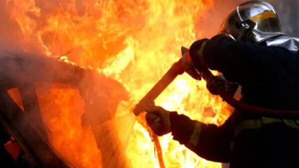 Λάρισα: Φωτιά σε αυτοκίνητο, τις πρώτες πρωινές ώρες του Σαββάτου, στον ΠΑΘΕ