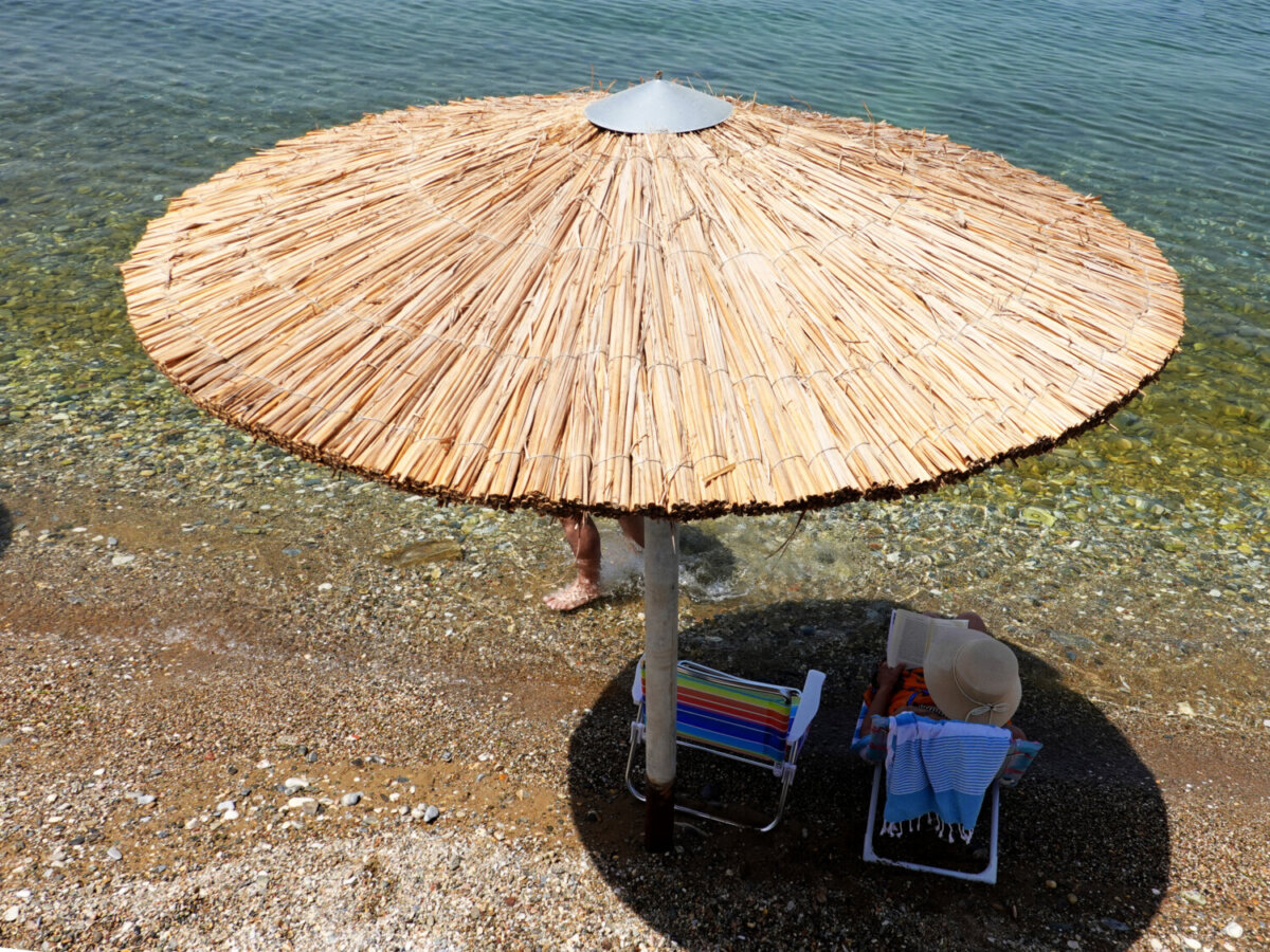 …μια ομπρέλα για σκιά κι ένα βιβλίο που θα σε ταξιδέψει ακόμη πιο μακριά