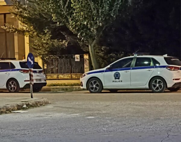 Συνελήφθη 18χρονος στον Τύρναβο – Προκαλούσε ζημιές σε πινακίδες σήμανσης και φώτα