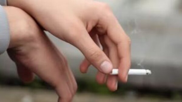 Ποιοι συνεχίζουν να καπνίζουν περισσότερο; Άνδρες ή γυναίκες;