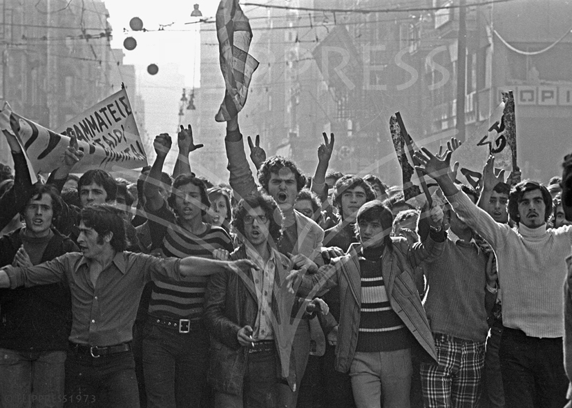 Τα συνθήματα και οι προκηρύξεις περνούν στον λαό. Φωτ. αρχείο Βασίλη Καραγεώργου