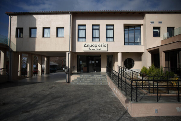 Δ. Αγιάς: Επιτρέπεται η διέλευση των οχημάτων από τον πεζόδρομο της 1ης Σεπτεμβρίου