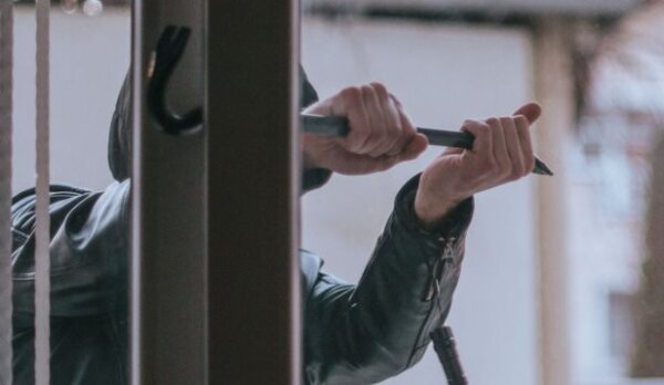 Βόλος: Τον έπιασαν αστυνομικοί στα πράσα να κλέβει και τους πετούσε μαχαίρια από την κουζίνα σπιτιού!