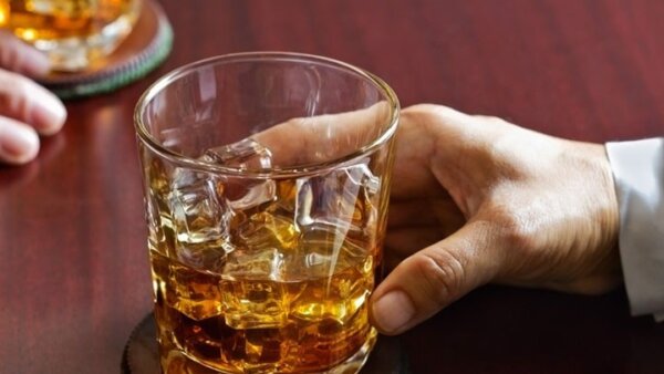 Συνελήφθη υπεύθυνη καταστήματος στον Βόλο για διάθεση αλκοόλ σε ανήλικη