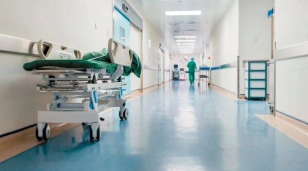 «Την προηγούμενη εβδομάδα έφυγα συγκινημένος… Σήμερα, 10 ώρες σε καρέκλα στον προθάλαμο»