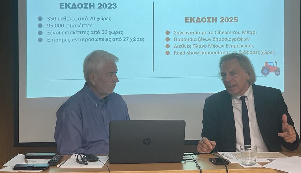 O Διευθυντής Επικοινωνίας της FederUnacoma, Girolamo Rossi, πλαισιωμένος από το Θεσσαλό δημοσιογράφο Θεόδωρο Σδρούλια