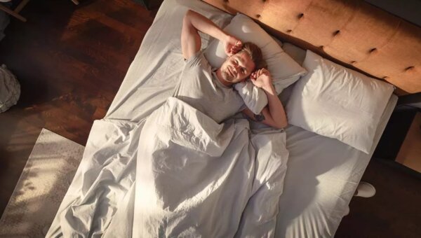 Γιατί ξυπνάμε νωρίτερα όσο μεγαλώνουμε; Οι επιστήμονες έχουν την απάντηση