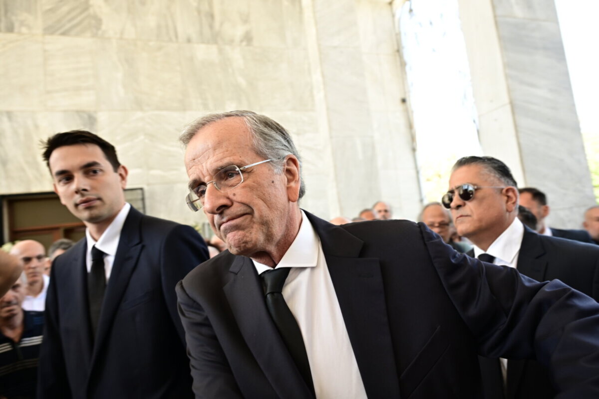 Κηδεία της Λένας Σαμαρά, κόρης του πρώην πρωθυπουργού Αντώνη Σαμαρά, από τον Ιερό Ναό Αγίων Θεοδώρων, στο Α' Κοιμητήριο Αθηνών, Δευτέρα 11 Αυγούστου 2025. Η Λένα Σαμαρά πέθανε το βράδυ της Πέμπτης(7/8) σε ηλικία 34 ετών. Άφησε την τελευταία της πνοή από ανακοπή στο νοσοκομείο Ευαγγελισμός. 
(ΜΙΧΑΛΗΣ ΚΑΡΑΓΙΑΝΝΗΣ/EUROKINISSI)