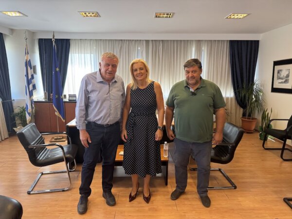 Στη γραμματέα Αποκεντρωμένης Διοίκησης Ρ. Καραλαριώτου ο δήμαρχος Κιλελέρ Θ. Νασιακόπουλος (φωτ.)