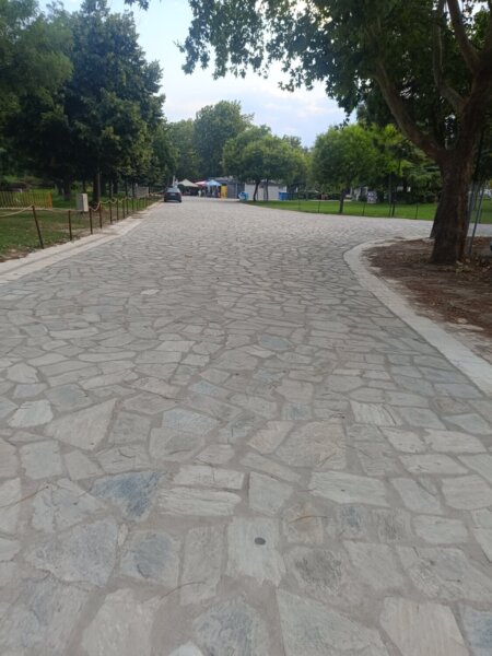 «Κακή εντύπωση προκαλεί η τοποθέτηση πλακόστρωτου στο πάρκο του Αλκαζάρ» (φωτ.)