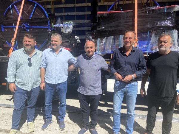 Δωρεά παιδικών χαρών από την ΠΕΔ Θεσσαλίας σε δύο ελληνικά μειονοτικά χωριά της Αλβανίας (φωτ.)
