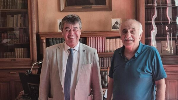 Με τον Πρόεδρο της Ακαδημίας Αθηνών ο Χαράλαμπος Μπιλλίνης – Το δώρο στον Πρύτανη του Πανεπιστημίου Θεσσαλίας