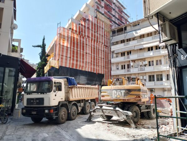 Ένα ακόμη κτίριο κατεδαφίστηκε σε κεντρικό σημείο της Λάρισας (φωτ.)