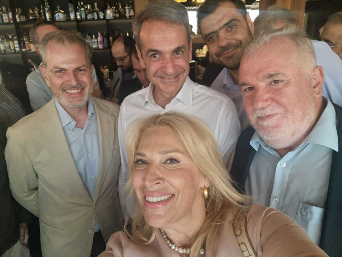 Με τον Πρωθυπουργό Κυριάκο Μητσοτάκη, τον Κυβερνητικό Εκπρόσωπο Παύλο Μαρινάκη και τον πρόεδρο της ΕΡΤ Γιάννη Παπαδόπουλο ο εκδότης της larissanet Χρήστος Μπεχλιβάνος και η δημοσιογράφος Ραλλιώ Λεπίδου.