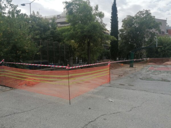 Η σχολική χρονιά ξεκίνησε, το «εργοτάξιο» παραμένει στην αυλή σχολείου της Λάρισας (φωτ.)