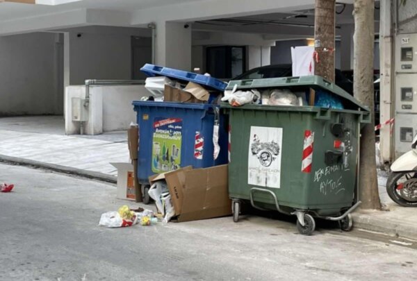 Ξεχειλίζουν» από σκουπίδια κάδοι στην οδό Τζαβέλλα (φωτ.)