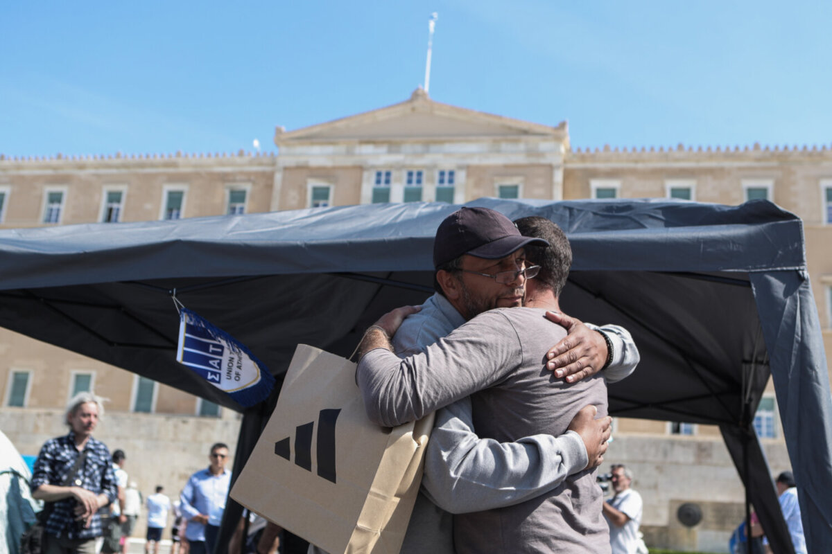 Δωδέκατη ημέρα της απεργίας πείνας από τον Πάνο Ρούτσι, πατέρα θύματος του δυστυχήματος των Τεμπών, καθώς ζητά εκταφή της σορού του γιου του, Παρασκευή 26 Σεπτεμβρίου 2025. Ο 22χρονος Ντένις Ρούτσι ήταν μεταξύ των 57 θυμάτων του σιδηροδρομικού δυστυχήματος στα Τέμπη, ενώ ο κ. Ρούτσι είναι ένας από τους γονείς που έχουν ζητήσει εκταφή του παιδιού τους, αίτημα που απορρίφθηκε από τον εφέτη ανακριτή της Λάρισας. Δευτέρα 22 Σεπτεμβρίου 2025.  
(ΣΩΤΗΡΗΣ ΔΗΜΗΤΡΟΠΟΥΛΟΣ/EUROKINISSI)