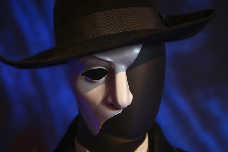 Κοστούμι από το μιούζικαλ του Μπρόντγουεϊ, «Το Φάντασμα της Όπερας». Μισό πρόσωπο καλυμμένο, ολόκληρη μια ιστορία για όσα δεν δείχνουμε.(Photo by Andy Kropa/Invision/AP)