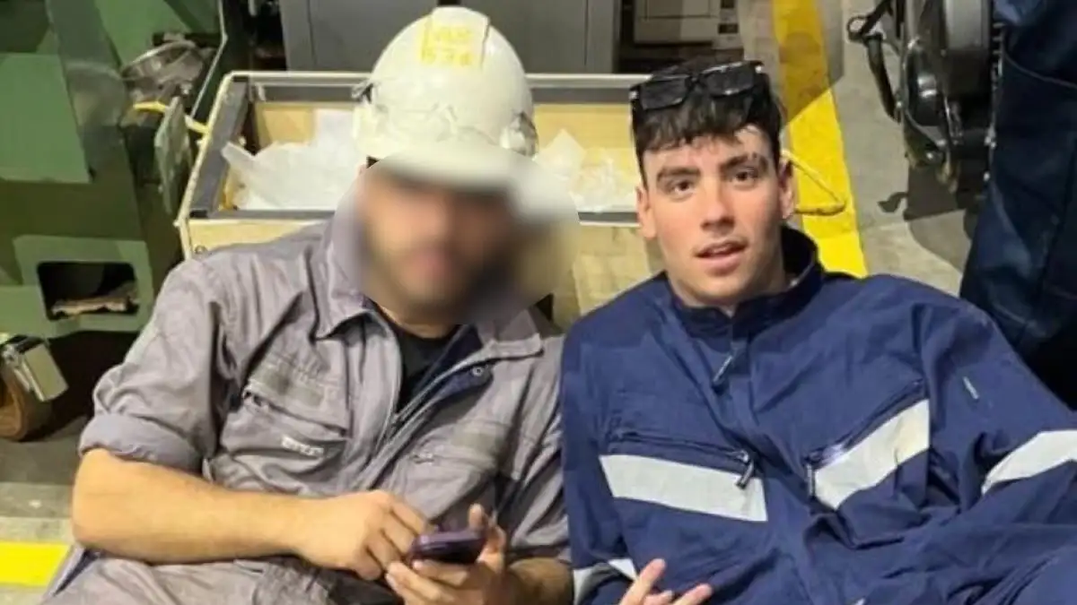 Ο 20χρονος ναυτικός (δεξιά) που έχασε τη ζωή του, με συνάδελφό του