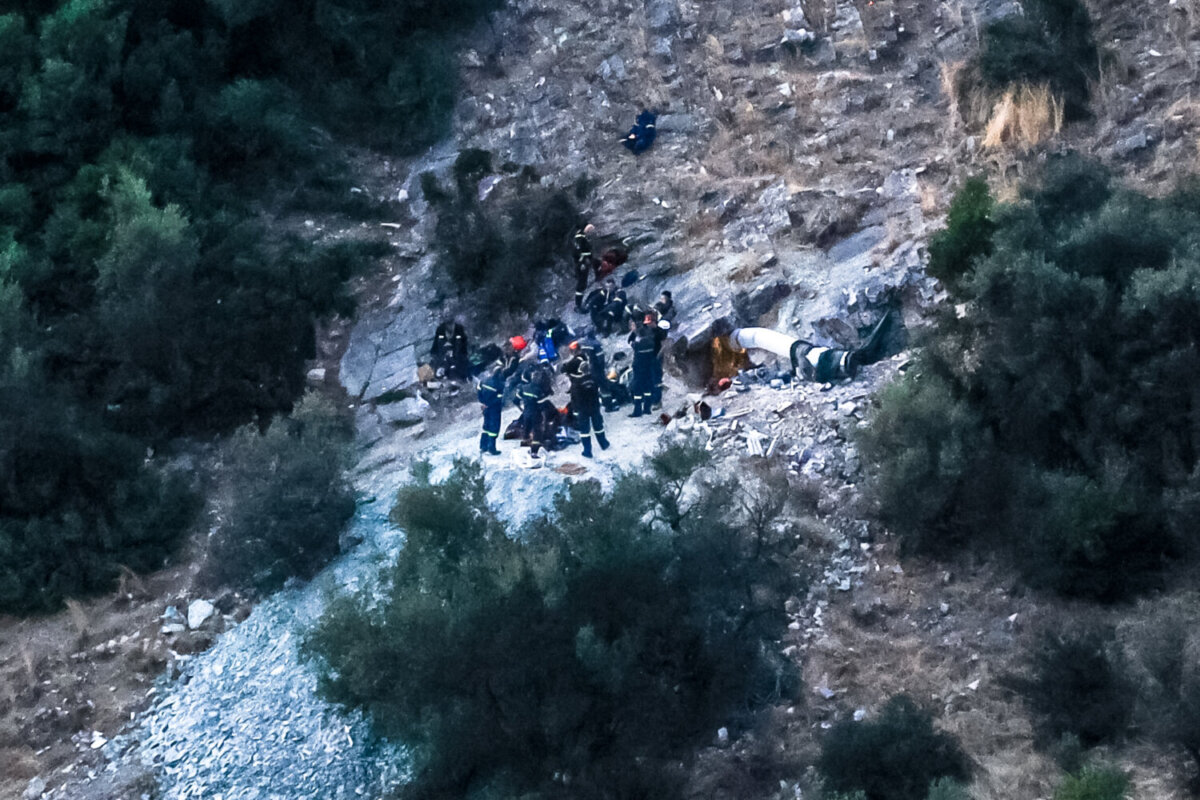 ΕΠΙΧΕΙΡΗΣΗ ΑΠΕΓΚΛΩΒΙΣΜΟΥ ΚΑΙ ΔΙΑΣΩΣΗΣ ΤΗΣ ΕΜΑΚ ΓΙΑ ΜΕΛΟΣ ΟΜΑΔΑΣ ΠΟΥ ΕΓΚΛΩΒΙΣΤΗΚΕ ΨΑΧΝΟΝΤΑΣ ΓΙΑ ΛΙΡΕΣ ΣΕ ΣΠΗΛΙΑ ΣΤΗ ΠΕΡΙΟΧΗ ΓΟΝΩΝ ΣΤΗ ΛΑΡΙΣΑ.  Τρίτη 30 Σεπτεμβρίου 2025 (EUROKINISSI)