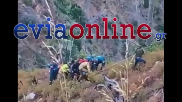 Εύβοια: Συγκλονιστικό βίντεο από την επιχείρηση διάσωσης του τραυματία μετά το τροχαίο δυστύχημα