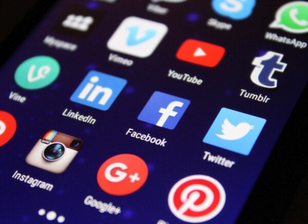 Η Δανία απαγορεύει τα social media στους ανήλικους κάτω των 15 – «Κλέβουν την παιδική ηλικία των παιδιών μας»