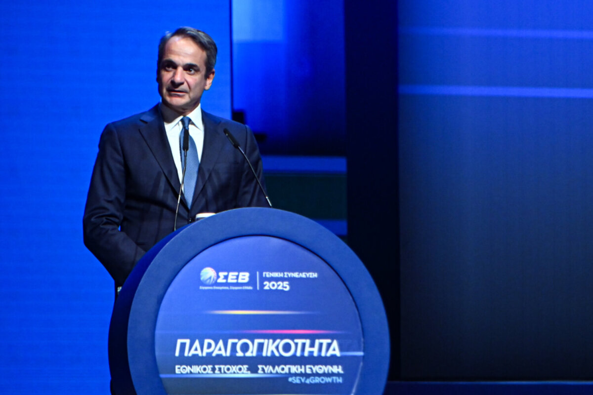 Ανοιχτή Εκδήλωση της Ετήσιας Γενικής Συνέλευσης του Συνδέσμου Επιχειρήσεων και Βιομηχανιών (ΣΕΒ), στο Μέγαρο Μουσικής Αθηνών, Τρίτη 7 Οκτωβρίου 2025. Στην εκδήλωση που είχε κεντρικό μήνυμα "Παραγωγικότητα. Εθνικός Στόχος, Συλλογική Ευθύνη" επίτιμος καλεσμένος ήταν ο Dr Joachim Nagel, Πρόεδρος της Ομοσπονδιακής Τράπεζας της Γερμανίας και μέλος του Γενικού Συμβουλίου της Ευρωπαϊκής Κεντρικής Τράπεζας ενώ ομιλίες πραγματοποίησαν ο Πρωθυπουργός Κυριάκος Μητσοτάκης και ο Πρόεδρος Δ.Σ. του ΣΕΒ Σπύρος Θεοδωρόπουλος.  (ΚΩΣΤΑΣ ΤΖΟΥΜΑΣ/EUROKINISSI)