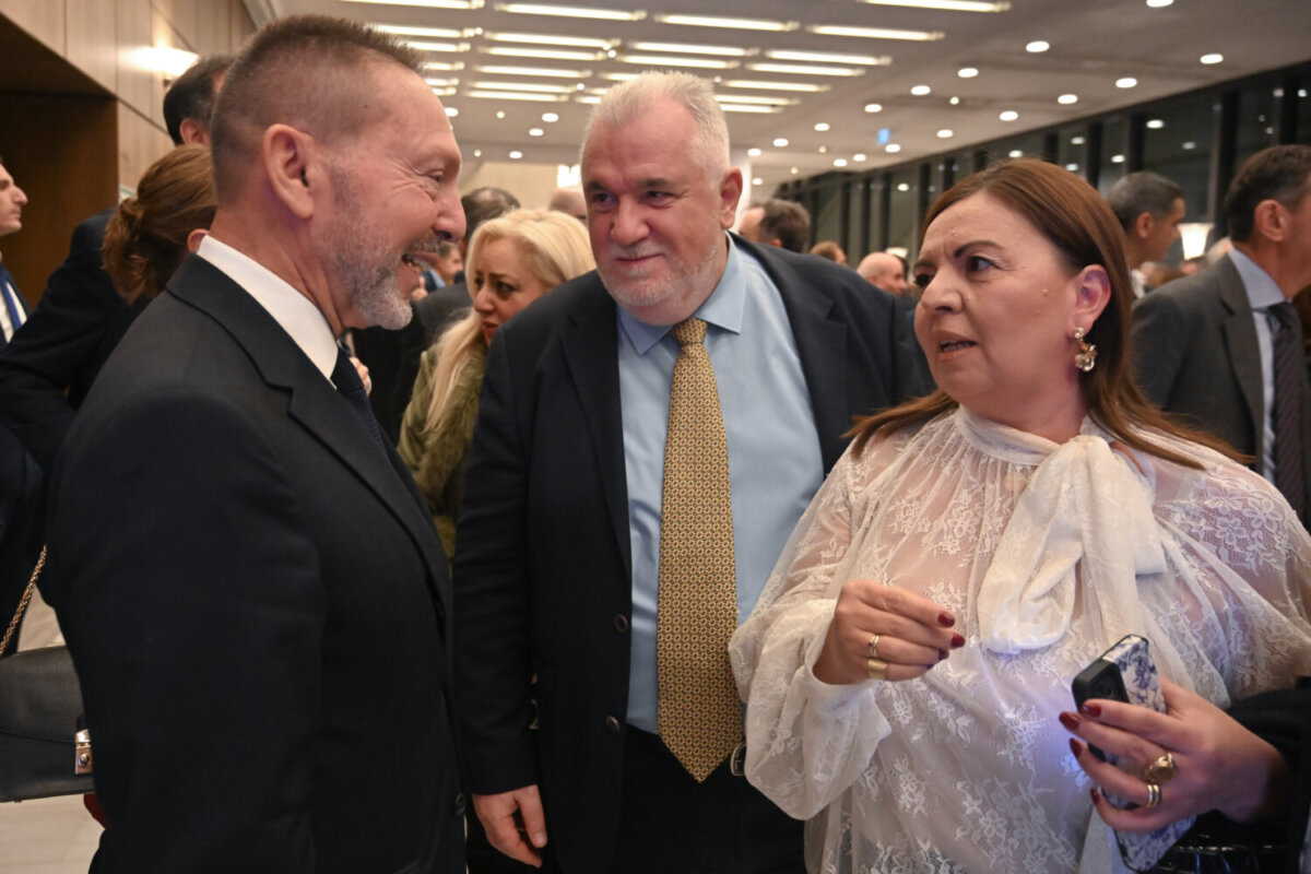 Από τη Συνέλευση του ΣΕΒ στο Μέγαρο Μουσικής Αθηνών. Με τον πρόεδρο της ΤτΕ, Γιάννη Στουρνάρα, ο εκδότης της larissanet, Χρήστος Μπεχλιβάνος και η διευθύντρια του ΣΘΕΒ, Έλενα Καματέρη
