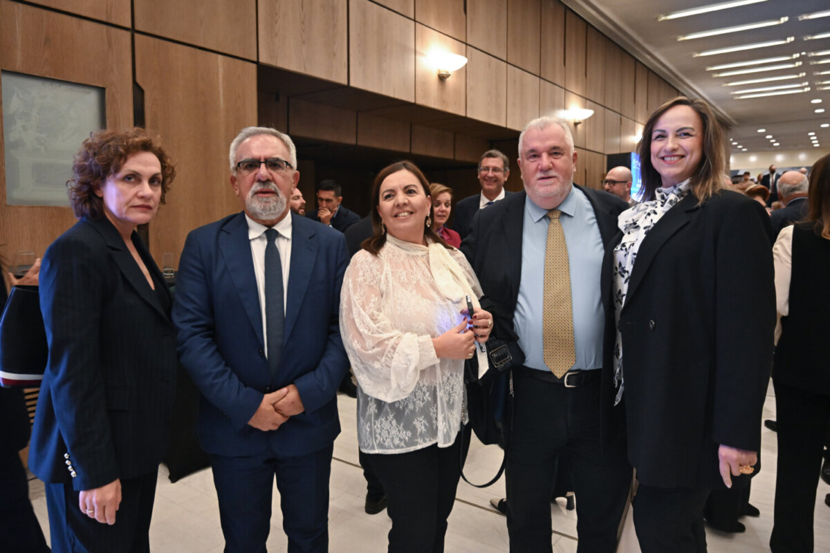 Από αριστερά οι κκ. Έφη Λυκορδάνου (διευθύντρια γραφείου Αθηνών larissanet), Λεωνίδας Μπακούρας (Γεν. Διευθυντής Μεταλλεία Θράκης), Έλενα Καματέρη (διευθύντρια ΣΘΕΒ), Χρήστος Μπεχλιβάνος (εκδότης larissanet) και Χρυσή Λασπίδου (Αντιπρύτανης του Παν. Θεσσαλίας).