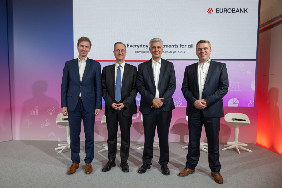 από αριστερά προς τα δεξιά: Johan Lema, CEO KBC AM & Chairman everyoneINVESTED,

Θεοφάνης Μυλωνάς, Επικεφαλής Wealth Management του Ομίλου Eurobank και Διευθύνων Σύμβουλος της Eurobank Private Bank στο Λουξεμβούργο,

Ιάκωβος Γιαννακλής, Αναπληρωτής Διευθύνων Σύμβουλος της Eurobank και επικεφαλής Retail & Digital Banking,

Δρ. Jurgen Vandenbroucke, Director της everyoneINVESTED και Expert GM στον Όμιλο KBC