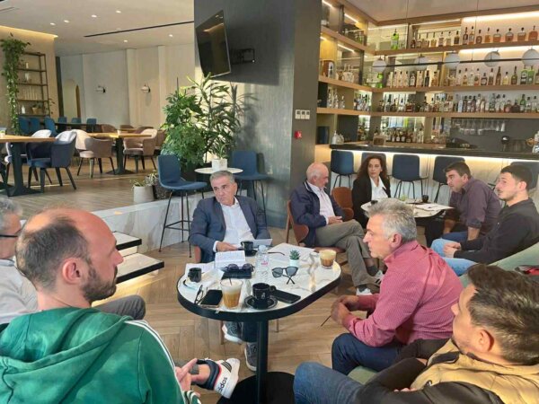Με τον Πανελλήνιο Σύλλογο Πληγέντων Κτηνοτρόφων συναντήθηκε στη Λάρισα ο Ευκλ. Τσακαλώτος (φωτ.)