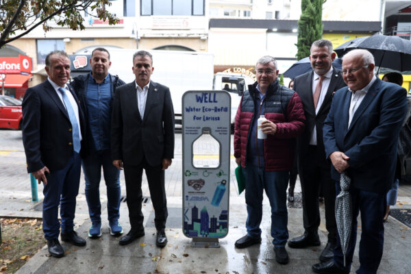 Λάρισα: Ο Μαν. Γραφάκος «ξεδίψασε» από το νέο έξυπνο σταθμό ύδρευσης (φωτ. & βίντεο)