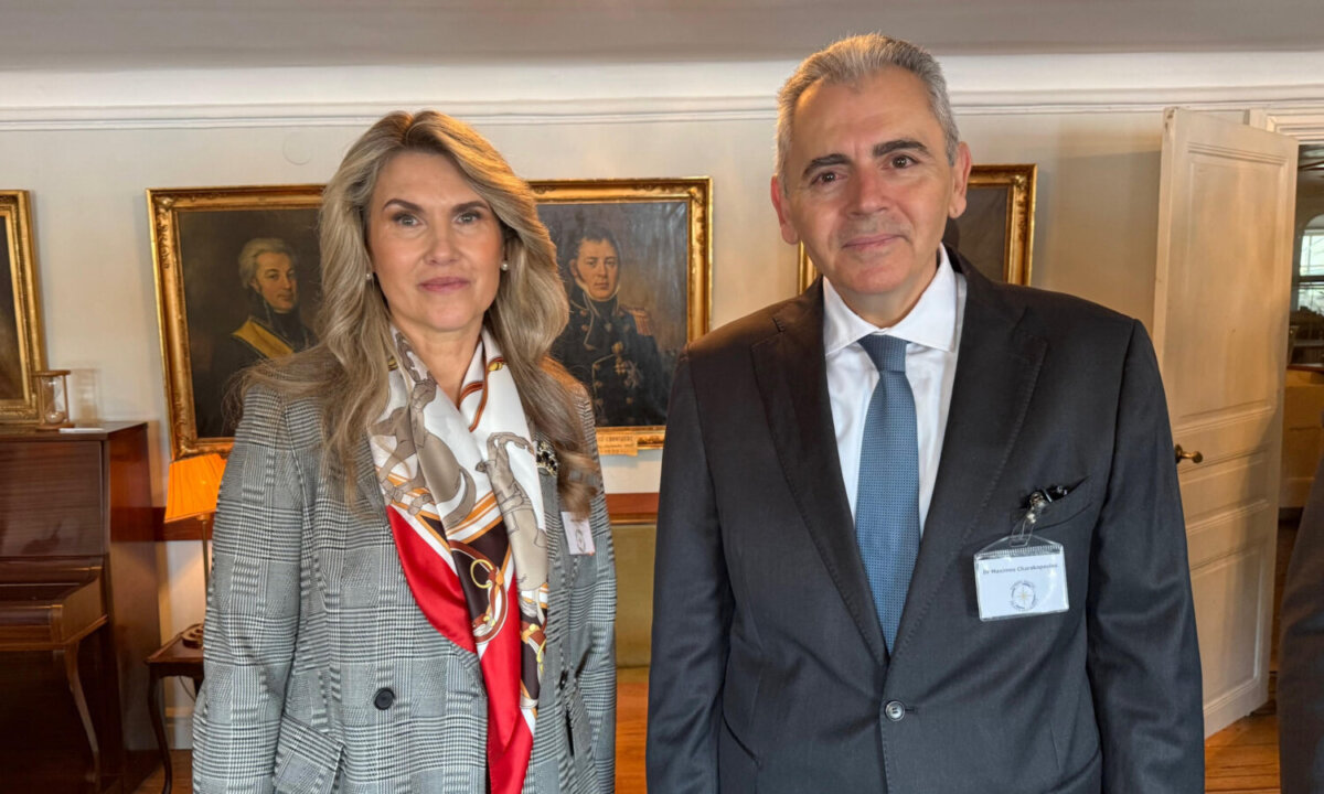 Ο Μάξιμος Χαρακόπουλος με την επικεφαλής των Λετονικών Προγευμάτων Προσευχής Inese Šleser
